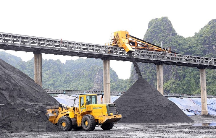 Quảng Ninh bốc rót những tấn than đầu tiên năm 2020 - ảnh 1