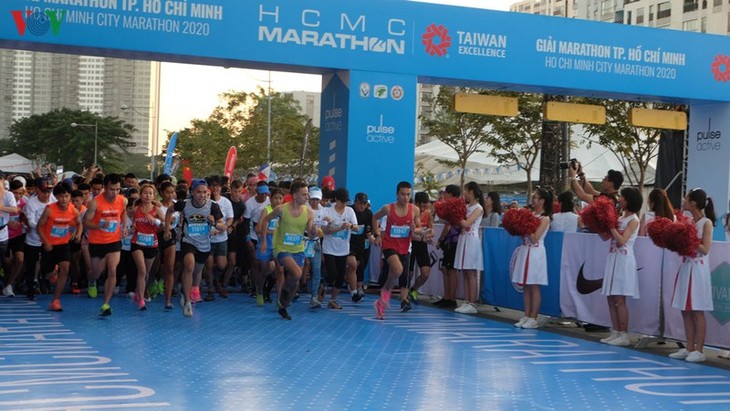 Gần 10.000 người tham gia giải chạy marathon đón năm mới - ảnh 1