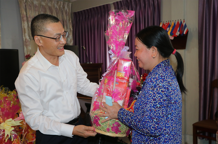 Trao tặng hàng nghìn suất quà Tết cho kiều bào tại Campuchia - ảnh 1