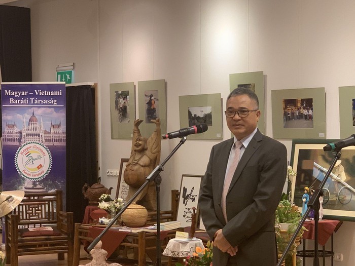 Khai mạc Triển lãm ảnh và Góc trưng bày văn hóa Việt Nam tại Hungary - ảnh 1