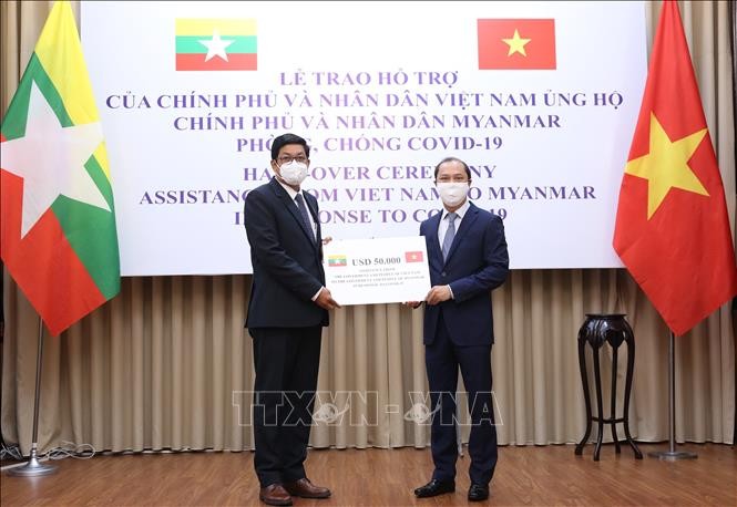 Trao tượng trưng quà của Việt Nam tặng Myanmar phòng, chống dịch COVID-19 - ảnh 1