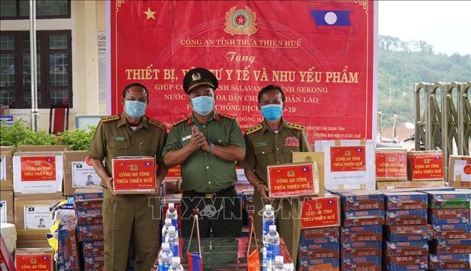 Công an tỉnh Thừa Thiên-Huế tặng vật tư y tế và nhu yếu phẩm cho Sở An ninh hai tỉnh Salavan và Sekong (Lào) - ảnh 1