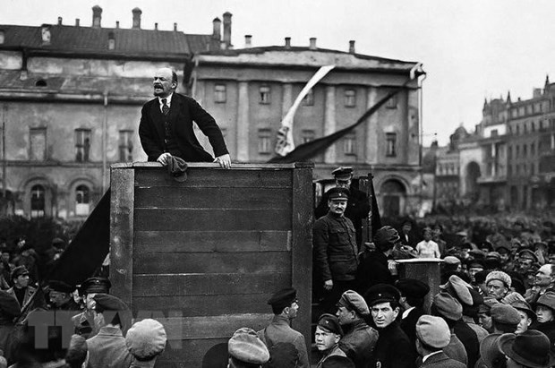 V.I.Lenin - Nhà tư tưởng vĩ đại, lãnh tụ thiên tài của giai cấp công nhân, nhân dân lao động và các dân tộc bị áp bức tr - ảnh 1