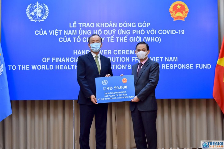Lễ trao tượng trưng khoản đóng góp của Chính phủ và Nhân dân Việt Nam ủng hộ Quỹ ứng phó với Covid-19 của WHO - ảnh 1