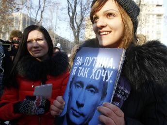 Rakyat Rusia tutun ke  jalan untuk mendukung calon Presiden Putin. - ảnh 1