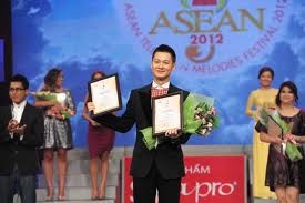 Pertemuan  dengan  biduan peserta Festival Biduan Emas  TV ASEAN -2012 - ảnh 3