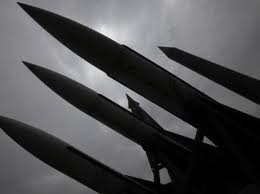 RDR Korea  telah meletakkan rudal  di  atas landasan  peluncur. - ảnh 1