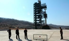 RDR Korea memasang rudal untuk menyiapkan peluncuran satelit. - ảnh 1