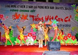 Kegiatan  menyambut peringatan Hari Pembebasan sepenuhnya Vietnam selatan. - ảnh 3