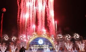 Carnaval Halong 2012 resmi dibuka  pada Selasa malam 1 Mei 2012. - ảnh 1
