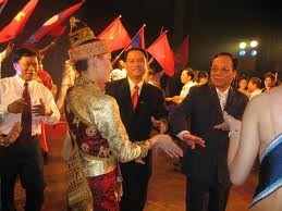 Tari Lam Vong dalam malam Carnaval Ha Long - Quang Ninh  2012. - ảnh 2