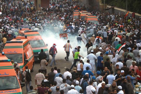 Mesir terus mempertahankan jam malam di ibukota  karena  kekerasan. - ảnh 1
