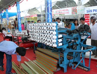 Pembukaan Pekan Raya komoditas  industri pedesaan tipikel kawasan Vietnam Tengah dan daerah Tay Nguyen  - ảnh 1