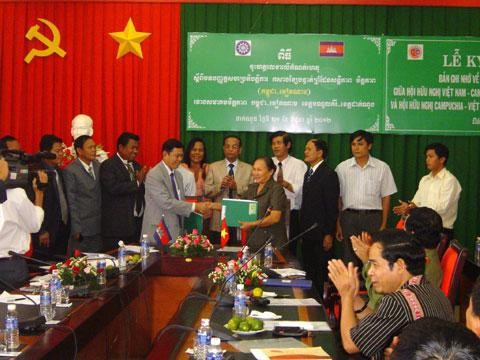 Vietnam-Kamboja memperkuat mekanisme kerjasama demi kesejahteraan dan perkembangan  - ảnh 4