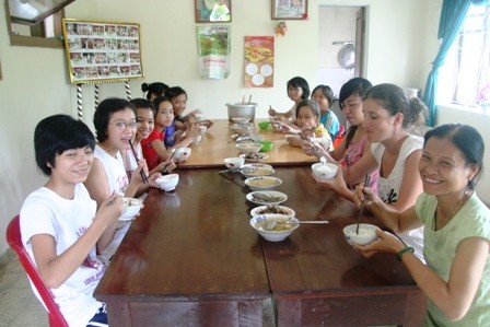 Aktivitas membantu anak-anak  yatim piatu dan anak-anak yang tak punya sandara hidup di Vietnam - ảnh 4