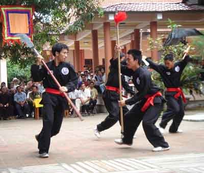 Bersemaraknya  Pesta   Jalanan pada Festival Silat Tradisional Vietnam  ke-4 Binh Dinh-2012 - ảnh 1