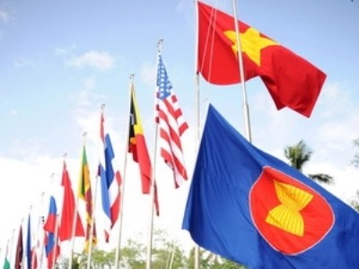 Upacara mengerek bendera ASEAN di samping bendera nasional Vietnam - ảnh 2