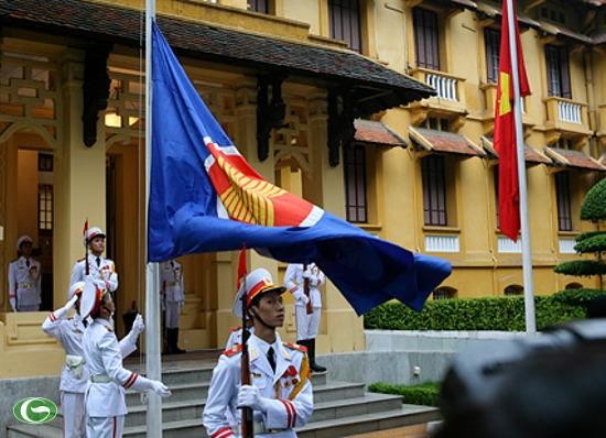 Upacara mengerek bendera ASEAN di samping bendera nasional Vietnam - ảnh 1