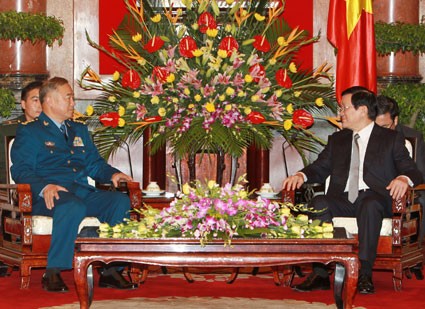 Presiden Vietnam Tuong Tan Sang menerima delegasi militer Tiongkok - ảnh 1