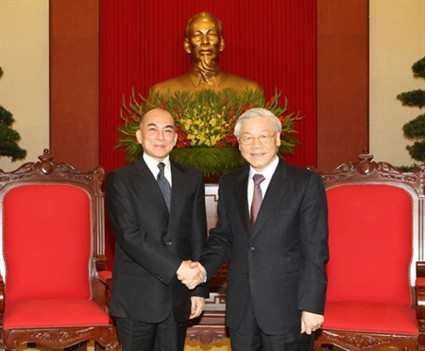 Raja Kamboja  Norodom Sihamoni  mengakhiri dengan baik kunjungan kenegaraan di Vietnam - ảnh 1