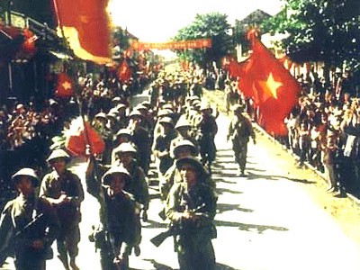 Ibukota Hanoi memperingati  ultah ke-58 hari Pembebasan-nya (10 Oktober 1954 - 10 Oktober 2012) - ảnh 1
