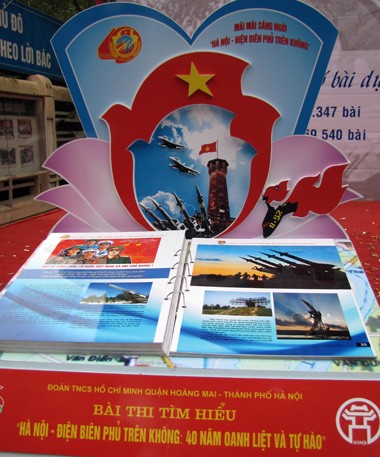   Penyampaikan hadiah sayembara  “ Hanoi-Dien Bien Phu di udara