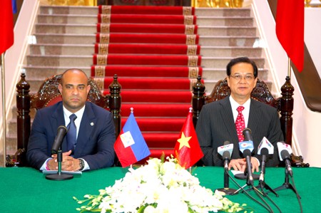 PM VN Nguyen Tan Dung melakukan pertemuan dan pembicaraan dengan PM Haiti - ảnh 2
