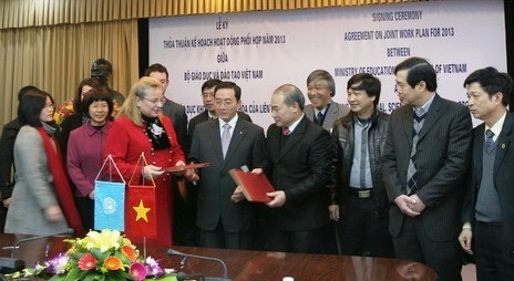 Kementerian Pendidikan dan Pelatihan Vietnam menandatangani permufakatan tentang koordinasi aktivitas dengan  UNESCO  - ảnh 1
