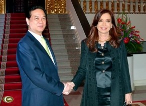 Presiden Argentina Cristina Fernandez de Kirchner  melakukan kunjungan resmi di Vietnam. - ảnh 1