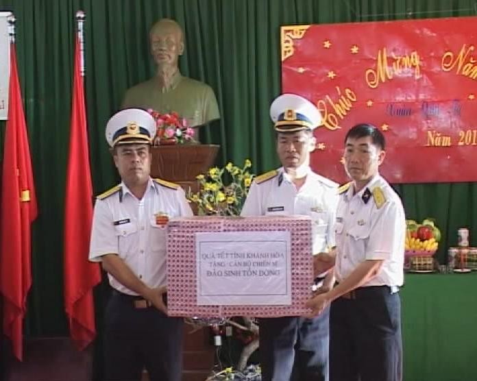 Pokja wilayah -4 Angkatan Laut mengucapkan  selamat Tahun Baru di pulau Phu Qui - ảnh 1