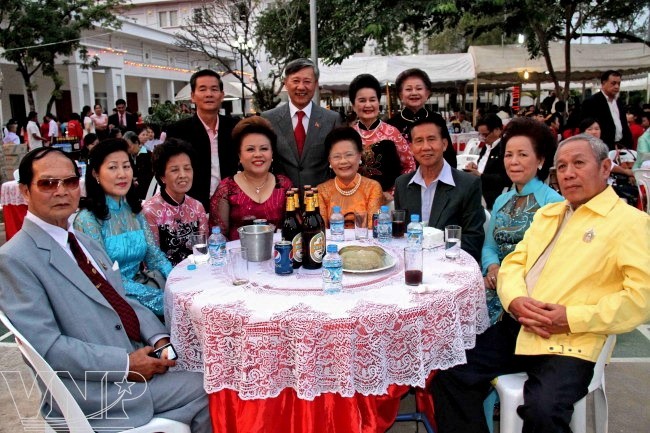 Deputi PM Laos merayarakan Hari Raya Tet dengan diaspora Vietnam di Xieng Vang - ảnh 1