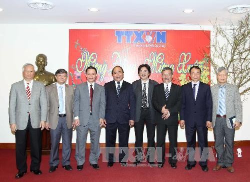 Deputi PM VN Nguyen Xuan Phuc mengunjungi Kantor Berita Vietnam - ảnh 1