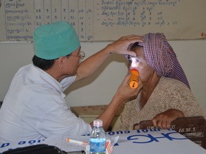 Rombongan dokter Vietnam  membantu  pasien miskin Kamboja. - ảnh 1
