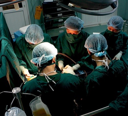 Meningkatkan  teknik operasi  kanker  untuk  dokter Vietnam - ảnh 1