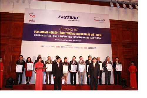 Upacara mengumumkan  500 besar  badan usaha yang  mencapai pertumbuhan paling cepat di Vietnam - ảnh 1