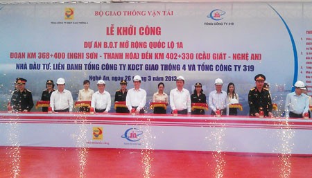 PM Nguyen Tan Dung menghadiri peresmian proyek pelebaran Jalan Negara No.1 A - ảnh 1