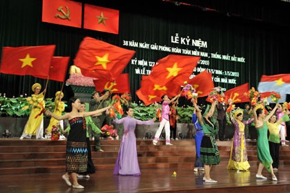 Kota Ho Chi Minh menyelenggarakan rapat umum memperingati Ult ke -38 Penyatuan Tanah Air - ảnh 2