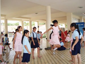 Permainan folklor  untuk anak-anak di Vietnam - ảnh 1
