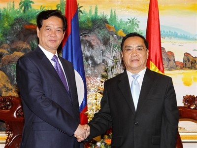PMVN Nguyen Tan Dung menerima  PM Laos Thongsing Thammavong - ảnh 1