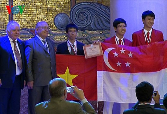 Pelajar Vietnam merebut hadiah  tinggi dalam Olimpiade Kimia Internasional ke 45 - ảnh 1