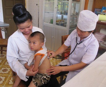 Organisasi ATLANTIC Philanthropies membantu memperbaiki basis  kesehatan masyarakat propinsi Yen Bai - ảnh 1