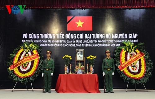 Upacara berziarah kepada Almarhum Jenderal Vo Nguyen Giap dimulai pada hari Sabtu. - ảnh 1