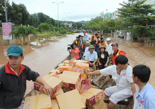 Mengatasi akibat banjir di Vietnam Tengah - ảnh 1