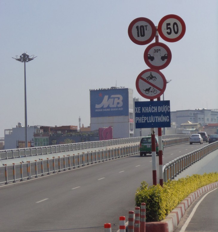 Penjelasan tentang peraturan rambu-rambu  lalu lintas di Vietnam - ảnh 1