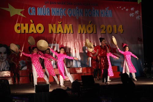 Vietnam dengan gembira merayakan Tahun Baru 2014 - ảnh 1