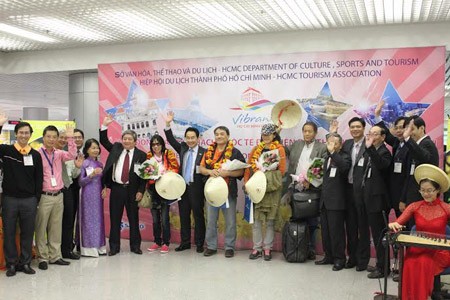Kota Ho Chi Minh menyambut wisatawan asing pertama pada tahun baru 2014 - ảnh 1