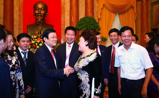 Presiden Vietnam, Truong Tan Sang menerima para wirausaha wanita tipikel - ảnh 1