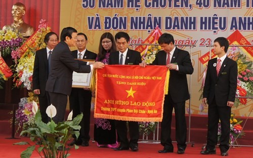 Presiden Vietnam, Truong Tan Sang menyampaikan gelar Pahlawan Kerja kepada SMA Spesialis Phan Boi Chau - ảnh 1