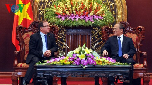 Ketua MN Vietnam, Nguyen Sinh Hung menerima Menlu Selandia Baru, Murray McCully - ảnh 1