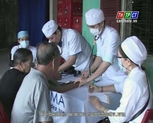 Tim  petugas kesehatan sukarela melakukan pemeriksaan dan pengobatan demi orang miskin - ảnh 1